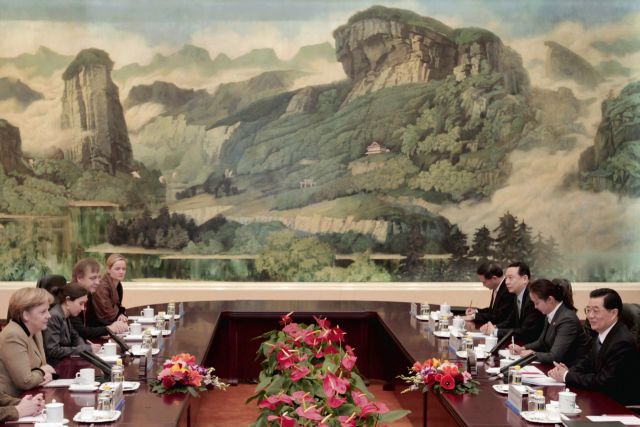 Η Κίνα δεν θέλει ούτε μπορεί «να αγοράσει την Ευρώπη», λέει ο Κινέζος πρωθυπουργός